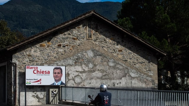 Wahlplakat an Hauswand.