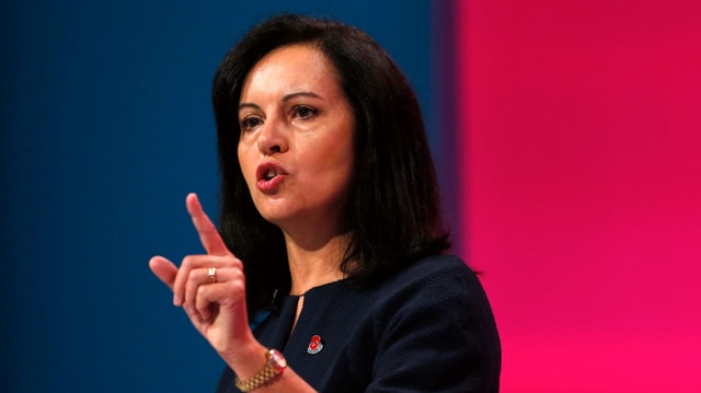 Caroline Flint auf Bühne.