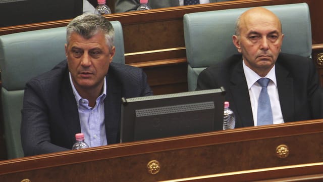 Thaci und Mustafa sitzen im Parlament.