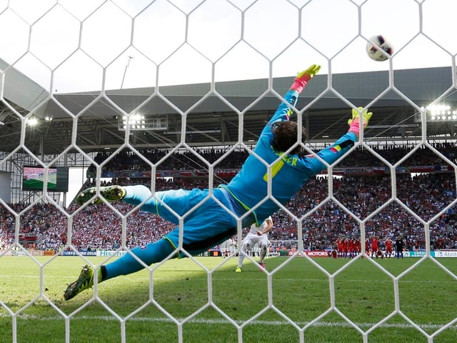 Yann Sommer nimmt einen Elfmeterschuss entgegen.