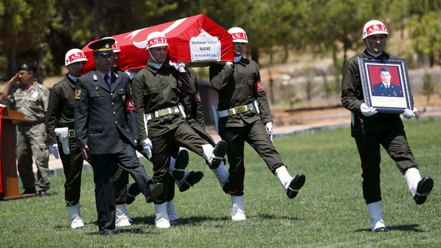 Die türkische Ehrengarde trägt einen von IS-Kämpfern getöteten Soldaten zu Grabe. 