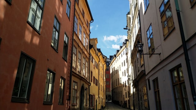 Mehrere alte Häuser und eine enge schöne Gasse.