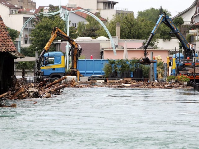 In Thun kämpften die Wehrdienste im August 2005 gegen gewaltige Mengen Schwemmholz.