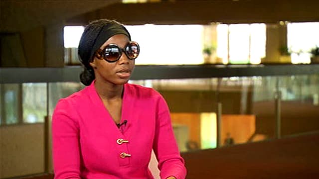 Die 18jährige Nigerianerin Saa im Interview. Die junge Frau, die von Boko Haram gekidnappt worden ist, trägt eine Sonnenbrille, um nicht erkannt zu werden.