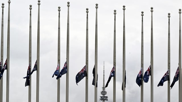 Flaggen in Australien hängen auf Halbmast