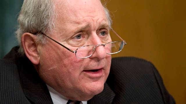 Porträtbild des US-Senators Carl Levin.