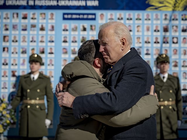 Selenski und Biden umarmen sich.