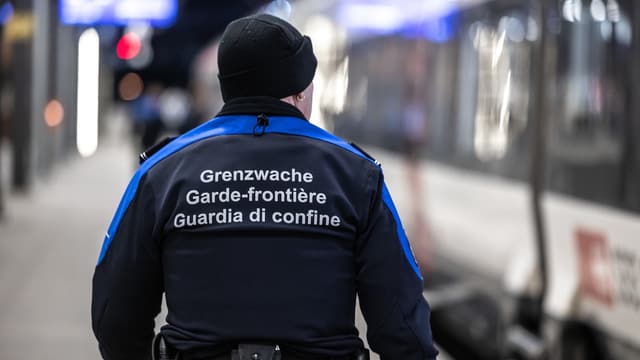 Ein Grenzwächter am Bahnhof Chiasso.