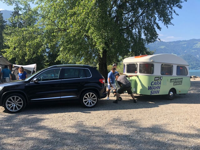 Gut gekuppelt: Unser Wohnwagen wurde auf der vierten Etappe von den SRF 3-Hörern Nina und Michael gezogen. Es ging von Interlaken nach Brienz. 