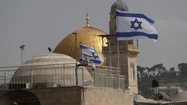 Israelische Fahnen, hinten die al-Aqsa-Moschee.