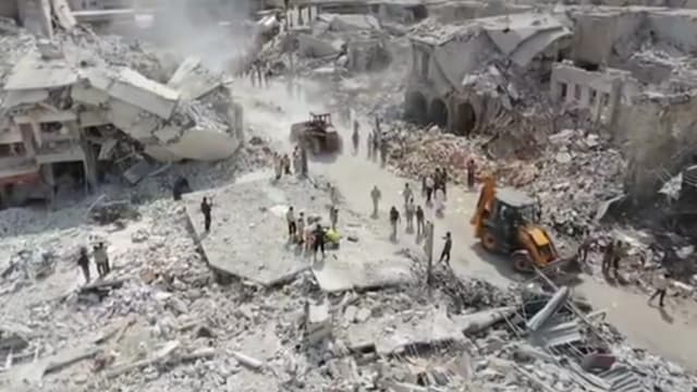 Das Ausmass der Zerstörung ist enorm. Der ganze Marktplatz ist in eine Staubwolke gehüllt.