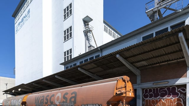 Die Laderampe vor dem Silo 2 der Firma Rhenus Logistics mit dem Pflichtlager für Getreide in Basel.