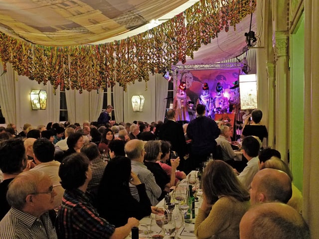 Die Striggede auf der Bühne, davor der volle Saal.