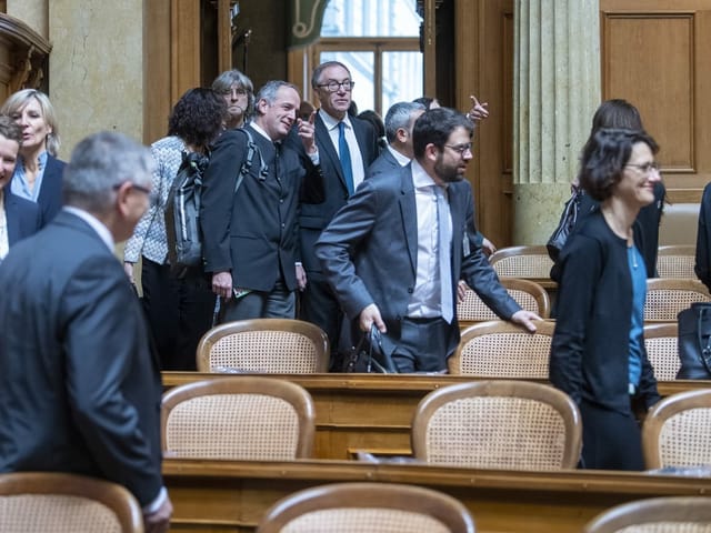 Vor der kommenden Legislatur schon einmal Probe sitzen: Die Neulinge nehmen ihre Stühle ein.