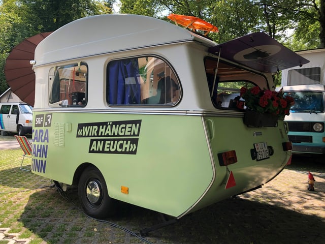 Mit Geranien: Unser Wohnwagen auf dem Camping am Aareufer. 