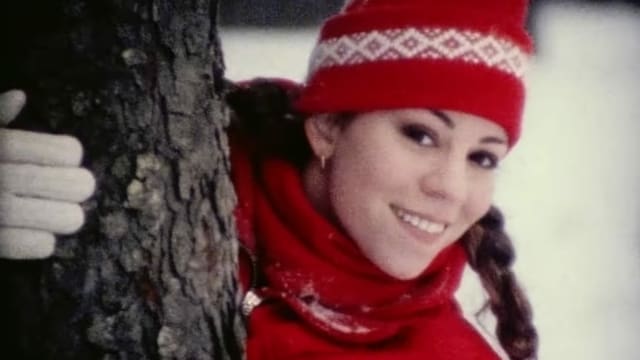 Der Teufel der Weihnachtssongs kommt im roten Kleid (Mariah Carey im Clip zu ihrem Weihnachtshit «All I Want for Christmas Is You»).