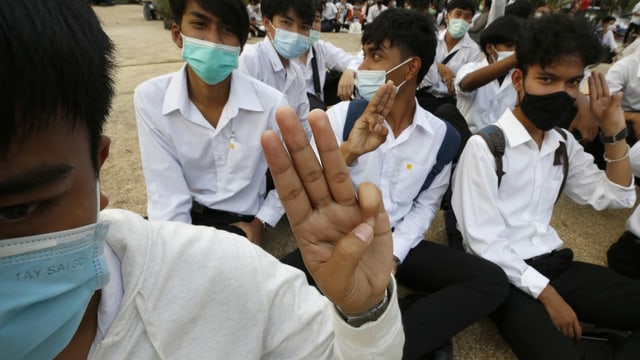 Studenten in Bangkok bei einem Sit-In