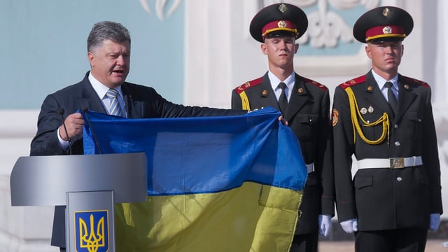 Der ukrainische Präsident Petro Poroshenko mit einer Ukraine-Flagge.