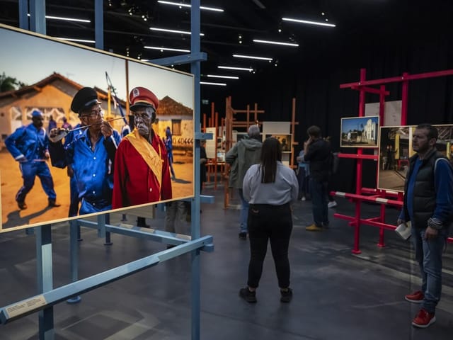 Ausstellungsräume in Genf mit einem Bild zweier brasilianischer Männer.