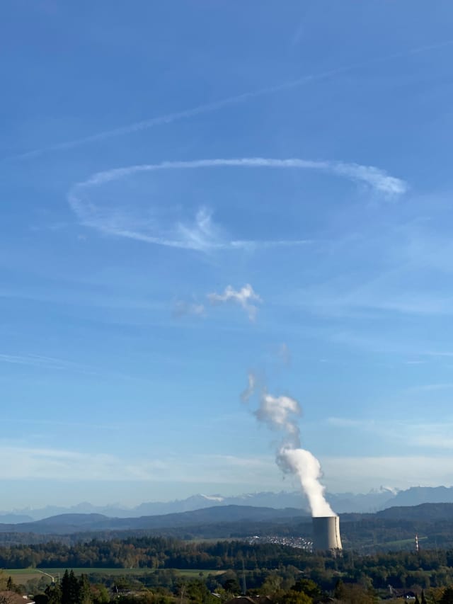 Kreisförmiger Kondensstreifen über dem AKW Gösgen.