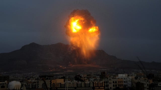 Eine riesige Feuerwolke steigt hinter der Stadt Sanaa auf 