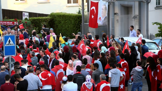 Türken demonstrieren vor der Bortschaft in Zürich. 