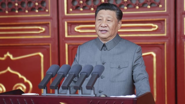 Xi Jinping spricht in fünf Mikrofone.