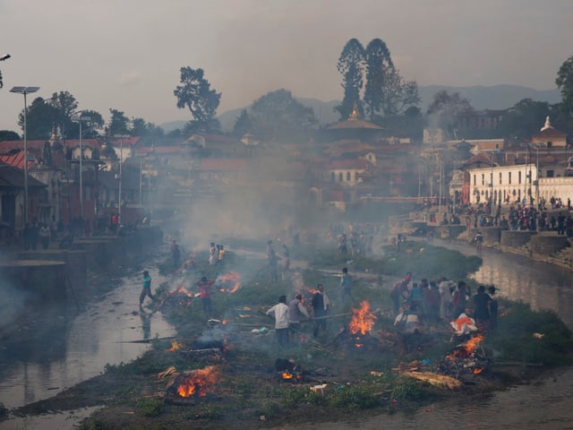 Brennende Feuer auf einer kleinen Fluss-Insel.