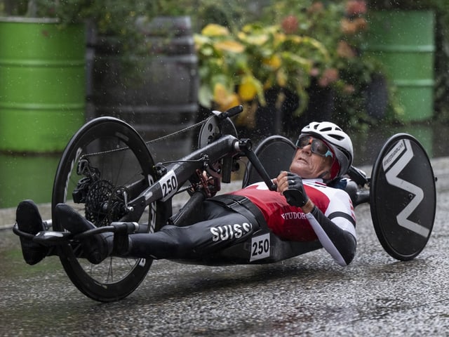 Handbiker bei Regenrennen mit Startnummer 250.