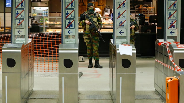 Ein Polizist hinter einem Metro-Zugang in Brüssel. 