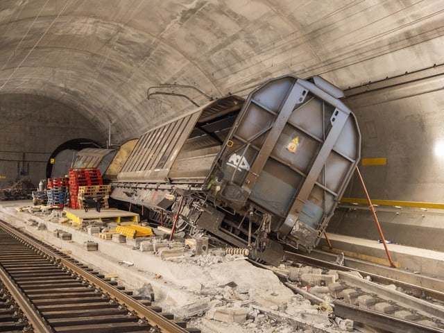 Entgleister Güterzug in einem Tunnel.