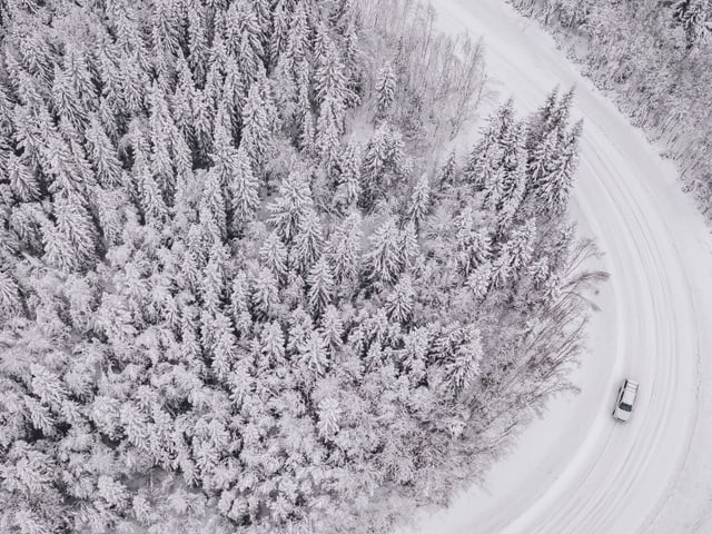 Auto auf verschneiter Strasse