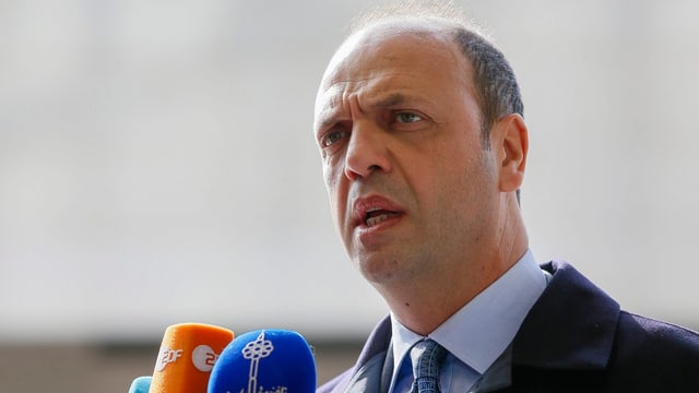 Italiens Innenminister Angelino Alfano steht vor Mikrophons. 