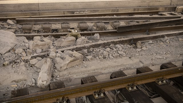 Zerstörte Bahngeleise am Unfallort.