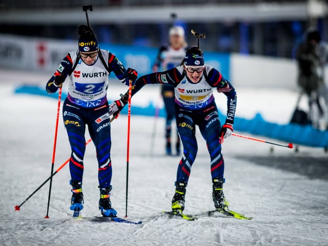 Justine Braisaz-Bouchet (rechts) übergibt an Schlussläuferin Julia Simon.