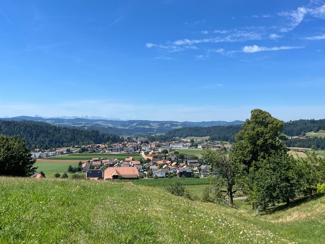 Blick von einem Hügel auf das Dorf Sumiswald.