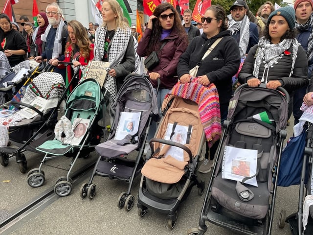 Menschen bei der Demonstration mit leeren Kinderwagen.