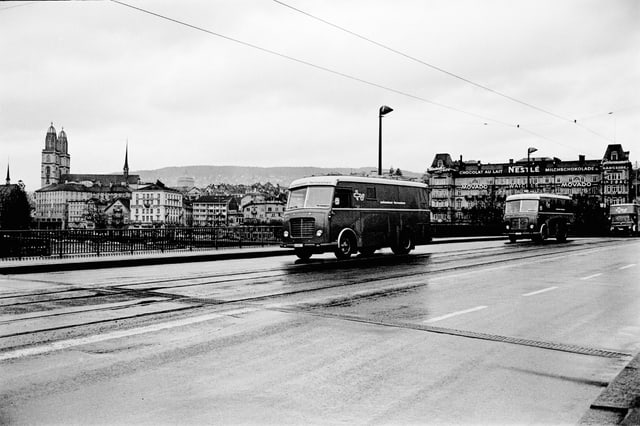 Ein SRF-Übertragungswagen fährt über die Zürcher Quaibrücke.