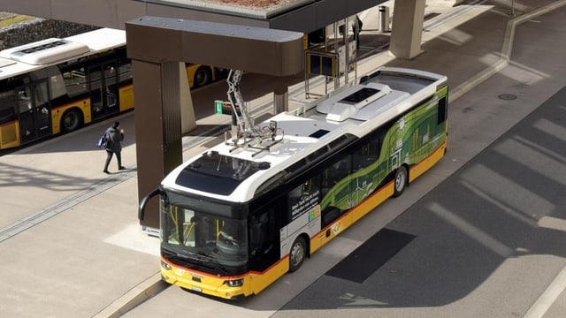 Elektro-Postauto wird am Bahnhof Brugg aufgeladen.