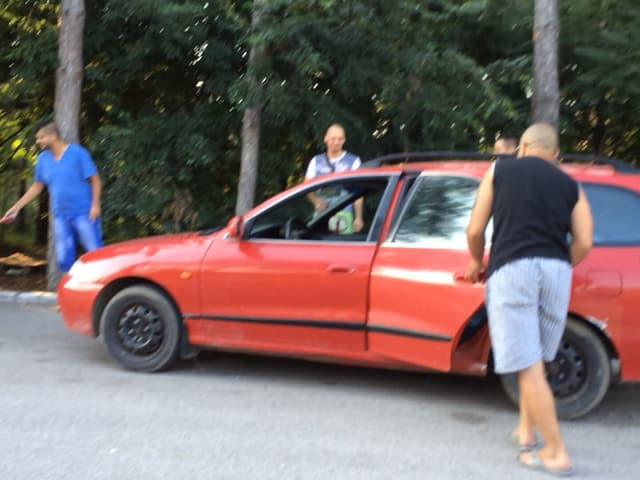 Junge Männer, an einer kleinen Tankstelle.