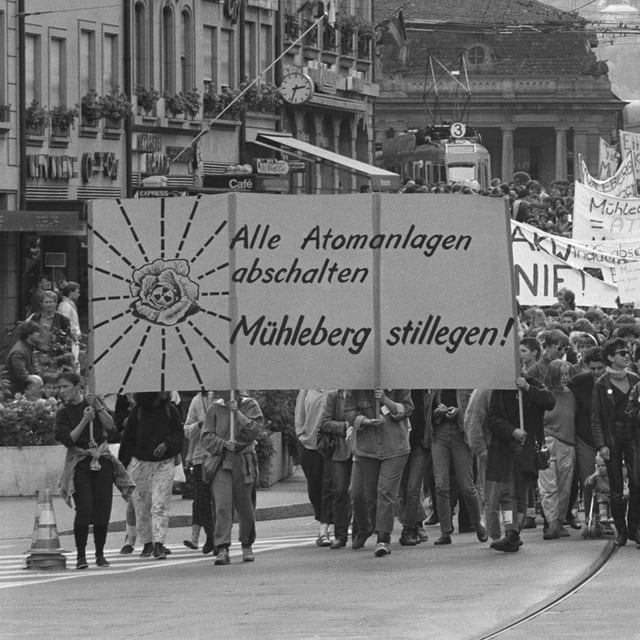 Ein Schwarzweissbild einer Demo