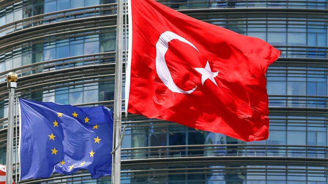 EU- und Türkei-Fahne