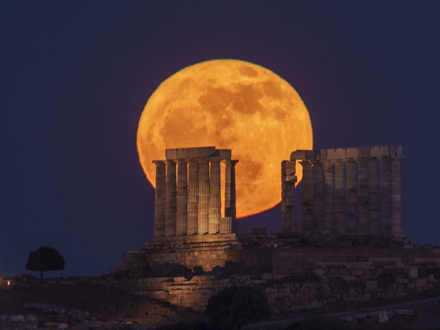 Ruinen des antiken Tempels mit aufgehender Vollmond im Hintergrund.