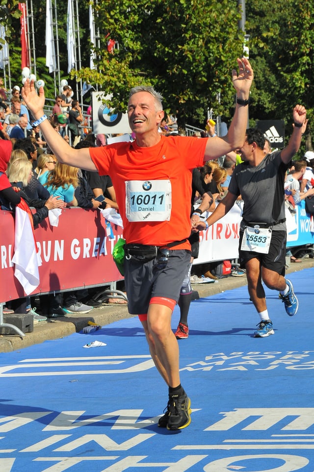 Dani Fohrler in Sportkleidung beim Zieleinlauf eines Rennens