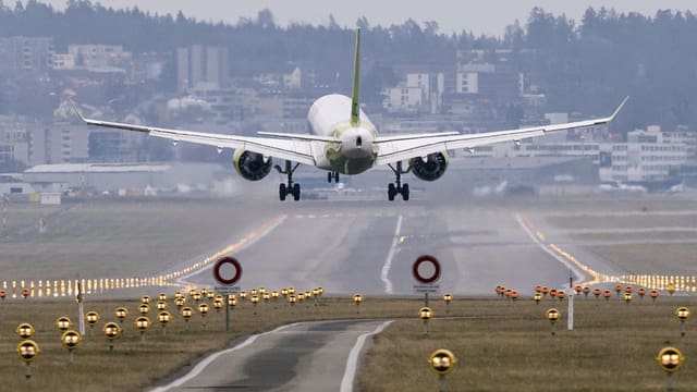 Flugzeug hebt ab.