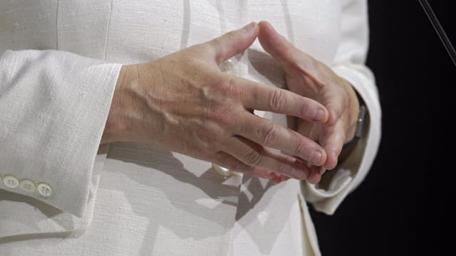 Konzentriert und doch menschlich: Kanzlerin Merkel mit der für sie typischen Geste.