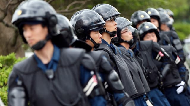 Polizisten in schwarzen Uniformen mit Helm.