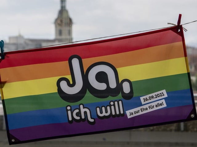 Eine Regenbogenfahne mit dem Schriftzug Ja ich will aus dem Abstimmungskampf zu Ehe für alle. 