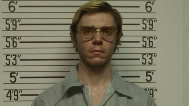 Auf dem Bild ist der Schauspieler Evan Peters als Jeffrey Dahmer zu sehen.