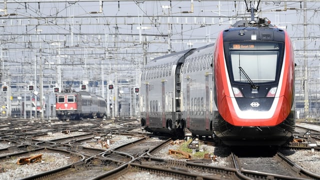 Abfahrt eines Fernverkehrs-Doppelstockzugs FV-Dosto im Zürcher Hauptbahnhof 